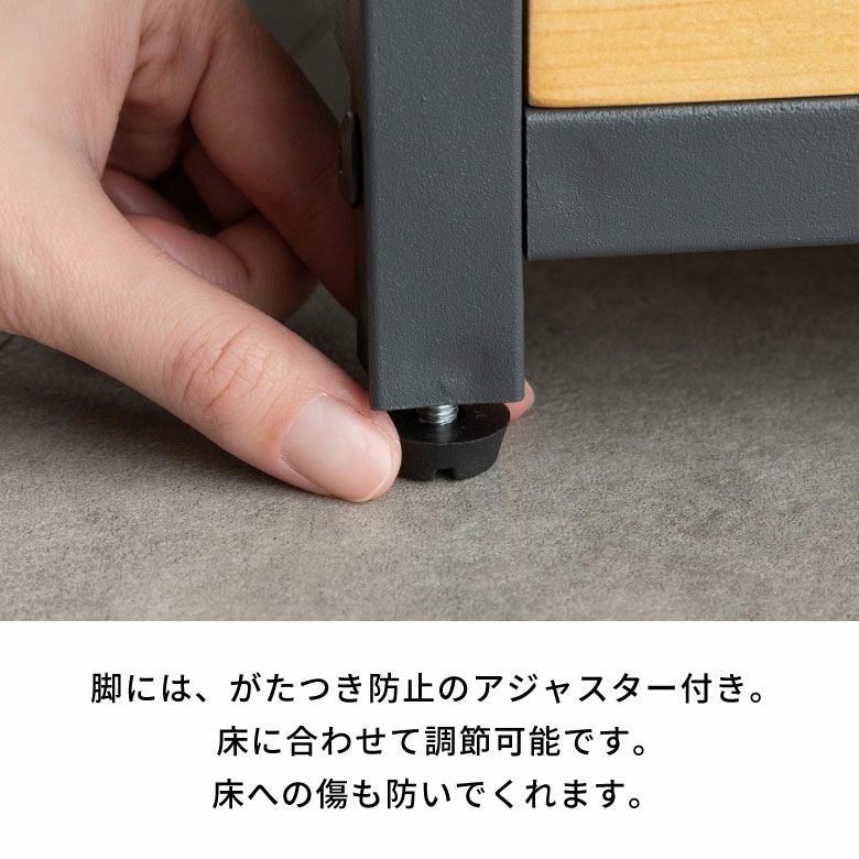ウッド×アイアンのコンビネーションがオシャレ。スリムなのに収納力
