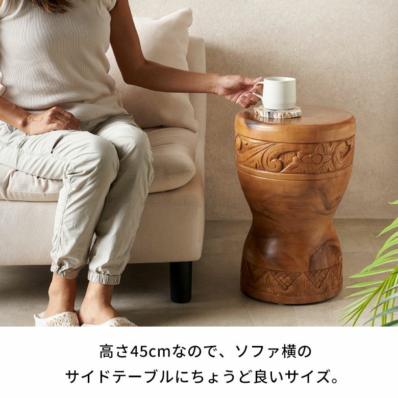 スワールウッドの無垢材から贅沢に削り出されたサイドテーブルとしても