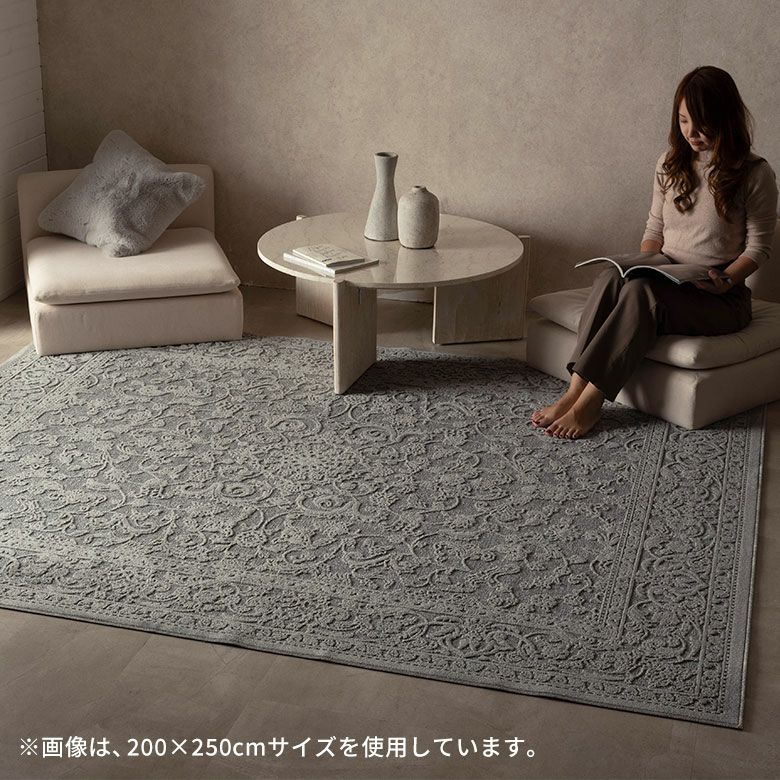 ヨーロッパの繊細な色彩と見る角度で表情を変える凹凸の立体模様で表現