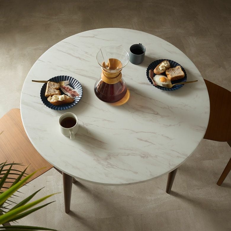 傷や汚れに強い新素材を使用した大理石調天板と、無垢材の脚で仕上げた