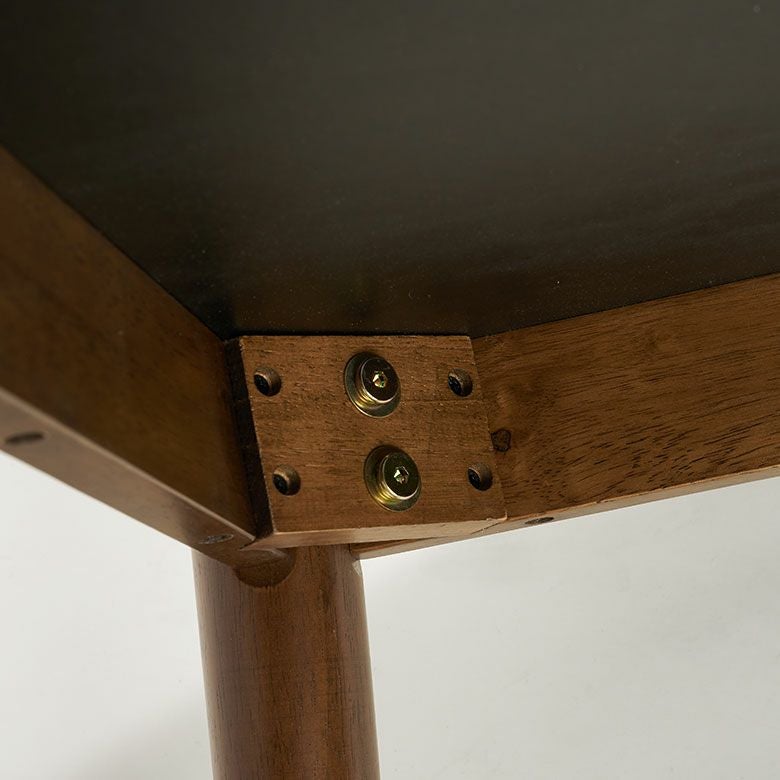 傷や汚れに強い新素材を使用した大理石調天板と、無垢材の脚で仕上げた