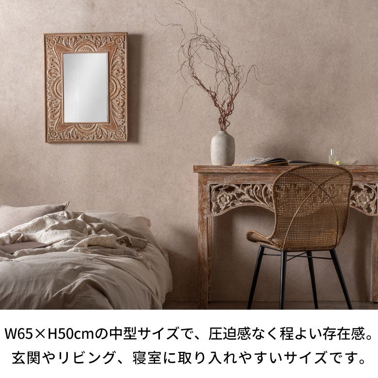 チーク無垢材のフレームに職人がハンドメイドで彫刻を施した壁掛け