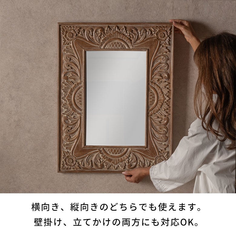 チーク無垢材のフレームに職人がハンドメイドで彫刻を施した壁掛け